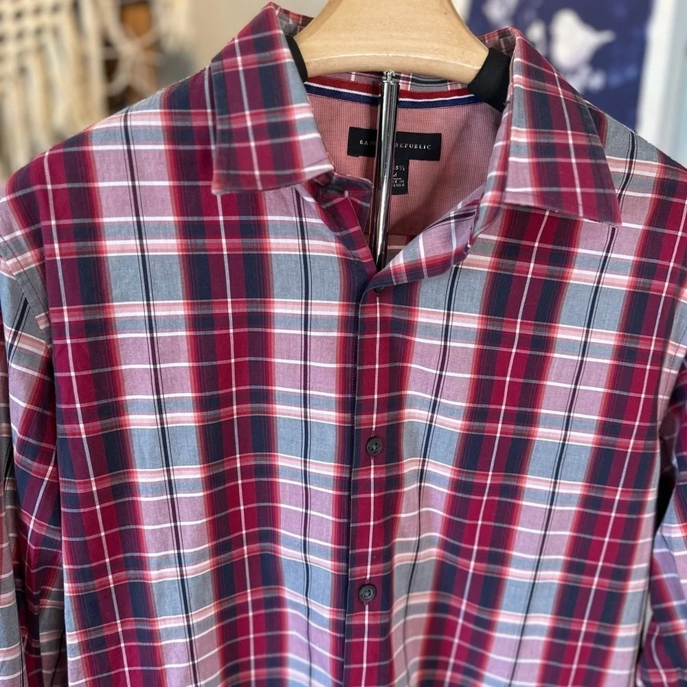 Banana Republic Red Plaid Button Up Long Sleeve Shirt